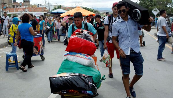 Gente en la frontera  entre Colombia y Venezuela - Sputnik Mundo