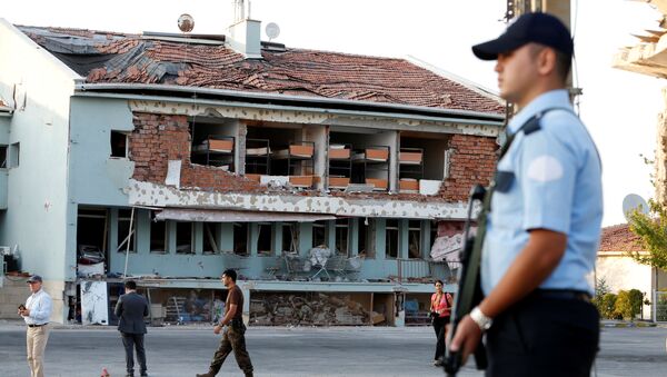 Policía turco al lado de la base de las fuerzas especiales de la policía turca en ruinas tras la intentona golpista - Sputnik Mundo
