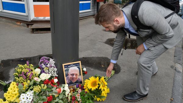 Un hombre pone las flores en el lugar de muerte de Sheremet - Sputnik Mundo