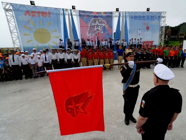 La ceremonia de ingreso a la agrupación juvenil Yunarmia en Primorie - Sputnik Mundo