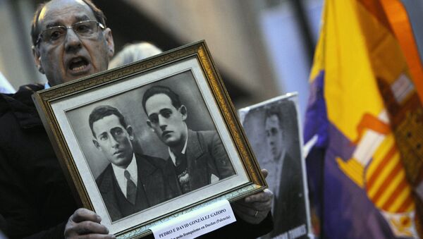 Un familiar de las víctimas de la dictadura franquista participa en una manifestación - Sputnik Mundo