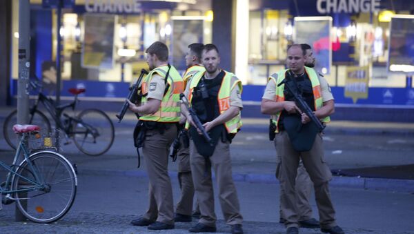 Policías alemanes cerca de la estación de trenes tras el tiroteo en Múnich - Sputnik Mundo