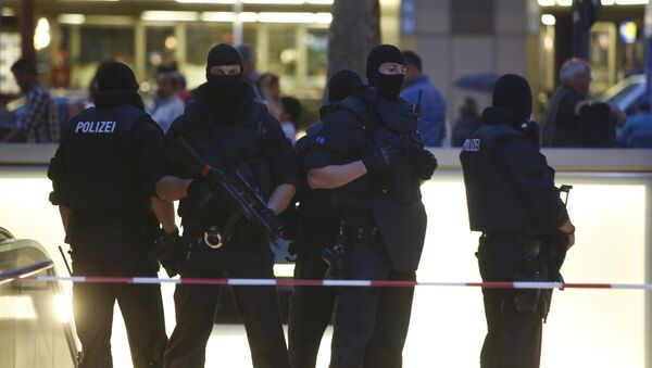 Las fuerzas policiales desplegadas en la principal estación de trenes tras el tiroteo en el centro comercial Olympia en Múnich - Sputnik Mundo