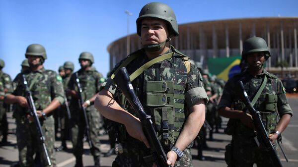 Policías y fuerzas militares de Brasil en el Estadio Mané Garrincha (archivo) - Sputnik Mundo