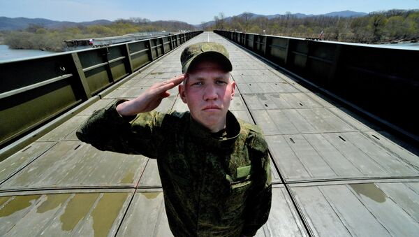 Militares rusos construyen un puente en un tiempo récord - Sputnik Mundo