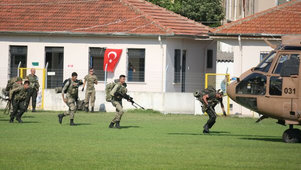 Los militares turcos durante una operación de búsqueda de los posibles golpistas - Sputnik Mundo