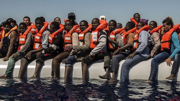 Los migrantes de Eritrea, Mali, Bangladés y otros países esperan su evacuación en el mar Mediterráneo - Sputnik Mundo