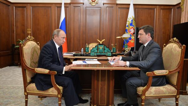 El presidente ruso, Vladímir Putin,  y el ministro de Energía, Alexandr Nóvak - Sputnik Mundo