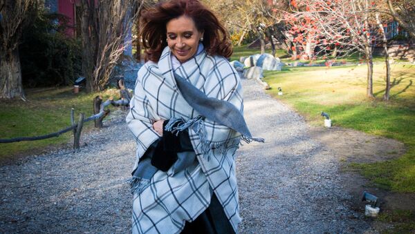 Former Argentine President Cristina Fernandez de Kirchner strolls by the garden of her residence in the Patagonian city of El Calafate, Santa Cruz province, Argentina, July 21, 2016. - Sputnik Mundo