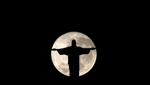 La luna llena detrás de estatua de Cristo Redentor, Rio de Janeiro - Sputnik Mundo