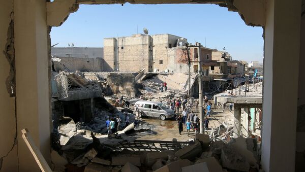 People inspect a site hit by airstrikes in the rebel held town of Atareb in Aleppo province - Sputnik Mundo