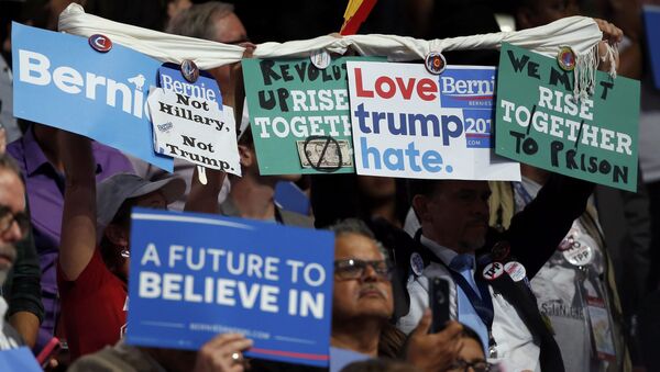 Anti-Clinton protestas durante la intervención de Bernie Sanders, el senador por Vermont - Sputnik Mundo