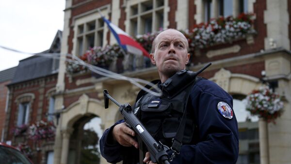 Un policía en la ciudad francesa de Saint-Étienne-du-Rouvray - Sputnik Mundo