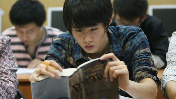 Un estudiante chino lee un libro - Sputnik Mundo