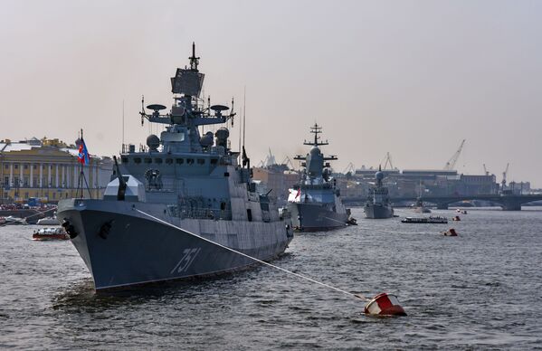 Buques militares arriban a San Petersburgo para desfilar el día de la Armada de Rusia - Sputnik Mundo