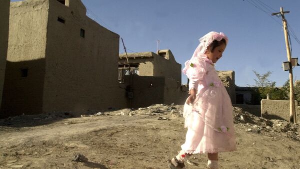 Girl plays outside during a wedding party in Kabul, Afghanistan - Sputnik Mundo