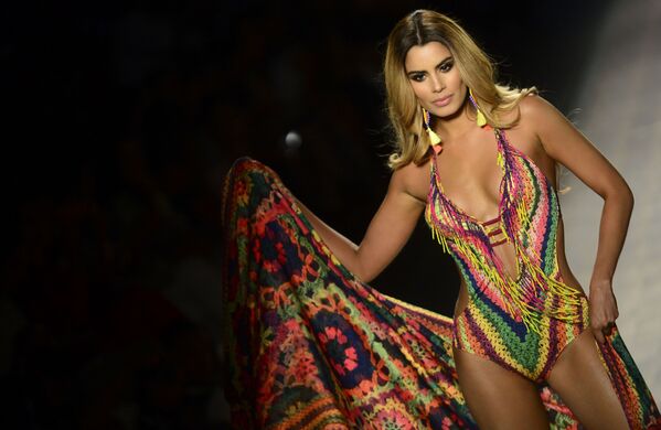 En el desfile de la legendaria marca de trajes de baño 'Agua bendita', participaron las modelos colombianas más famosas. - Sputnik Mundo