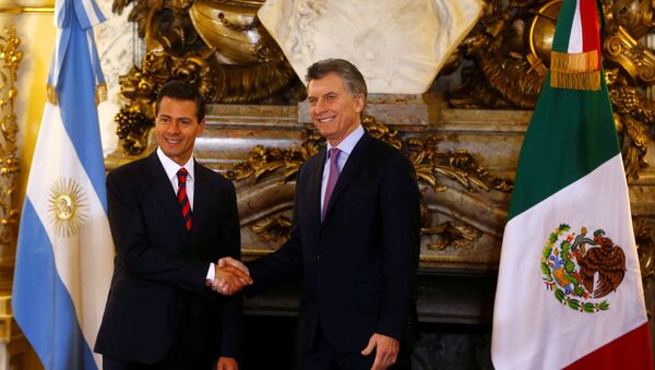 El presidente de Argentina, Mauricio Macri, recibe al presidente de México, Enrique Peña Nieto, en la Casa Rosada - Sputnik Mundo