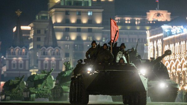 Ensayo nocturno del desfile militar en la Plaza Roja - Sputnik Mundo