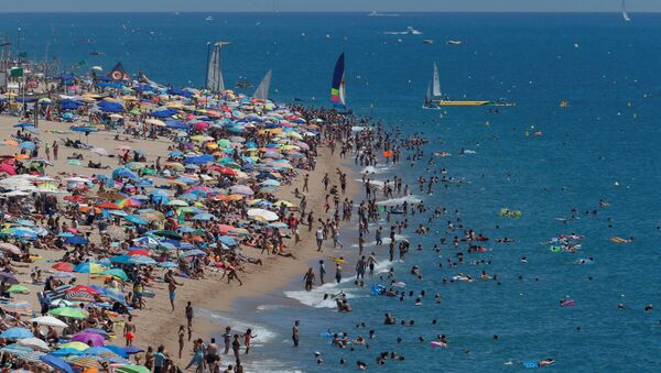 People cool off at the Mediterranean sea at Calella's beaches, north of Barcelona - Sputnik Mundo