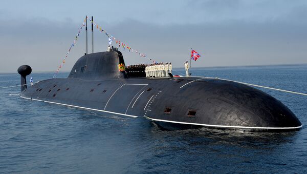 Oficiales de la Armada rusa en la cubierta del submarino nuclear 'Kuzbass'. - Sputnik Mundo