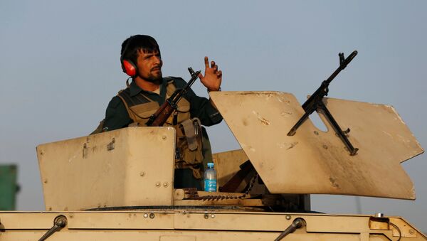 Un policía afgano en el lugar de la explosión en Kabul - Sputnik Mundo