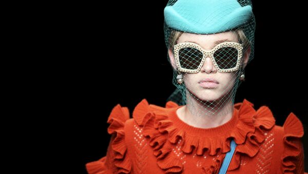 Modelo en el desfilo Gucci en la Semana de Moda de Milán - Sputnik Mundo