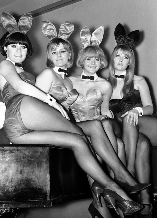 Cuatro de las cinco chicas seleccionadas para el 'show' del Playboy Club de Londres, 1966. - Sputnik Mundo