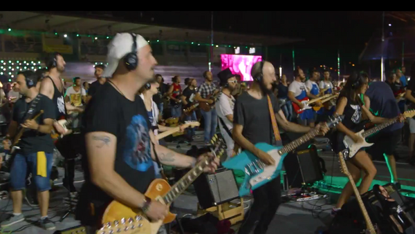 Mil músicos se reúnen en el concierto de la banda de rock más grande del mundo - Sputnik Mundo
