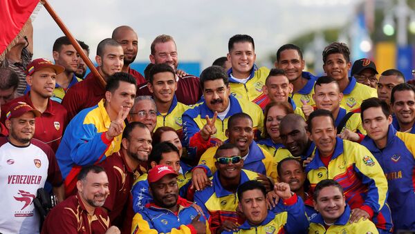 Venezuelan President Nicolas Maduro gestures during a photograph with the Venezuela Olympic contingent for the Rio de Janeiro 2016 - Sputnik Mundo