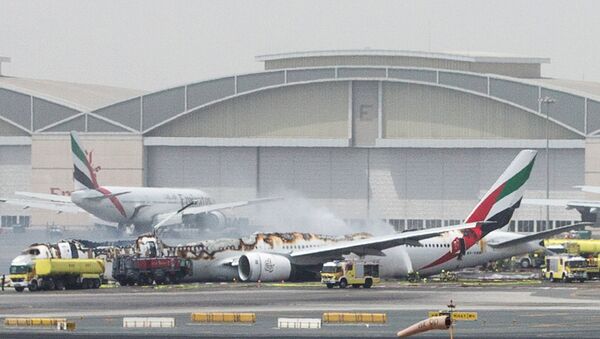 Extinción del avión en aeropuerto de Dubái - Sputnik Mundo