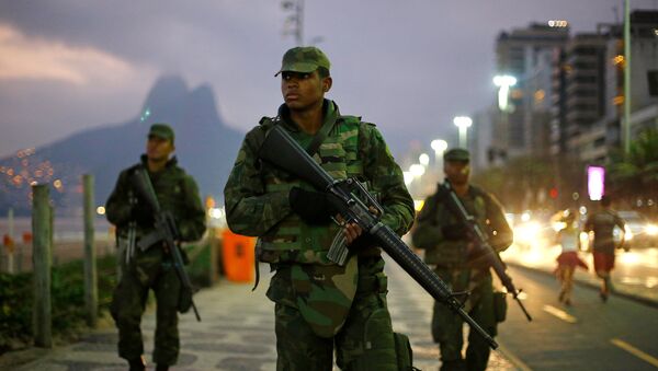 Brazilian soldiers patrol along Ipanema Beach ahead of the Rio 2016 Olympic Games in Rio de Janeiro - Sputnik Mundo