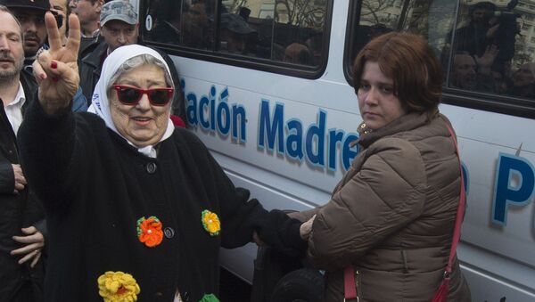 Hebe de Bonafini (izda.), presidenta de la organización argentina Madres de Plaza de Mayo - Sputnik Mundo