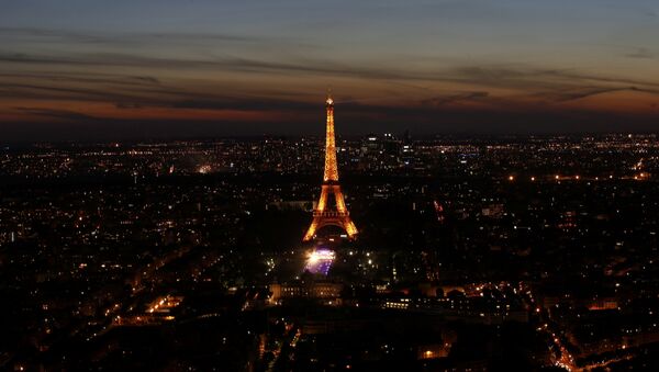 La Torre Eiffel en París (archivo) - Sputnik Mundo