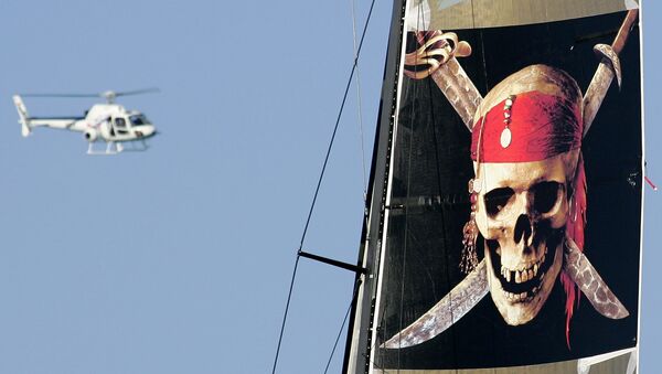 Un helicóptero vuela sobre el barco 'Piratas del Caribe' - Sputnik Mundo