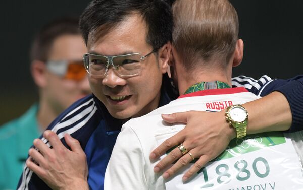 Hoang Xuan Vinh, medallista de oro en tiro de pistola de aire de 10 metros en los Juegos de Río de Janeiro 2016 abraza al ruso Vladímir Goncharov - Sputnik Mundo