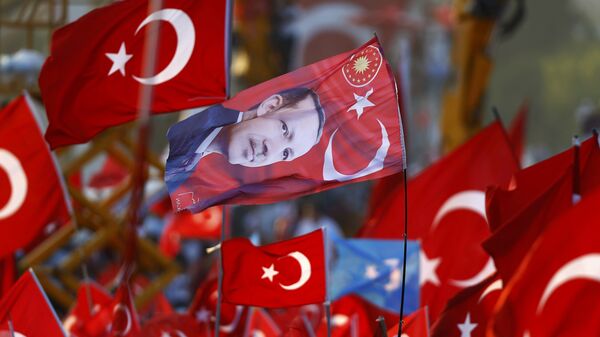 A flag with the picture of Turkey's President Tayyip Erdogan is seen during the Democracy and Martyrs Rally - Sputnik Mundo