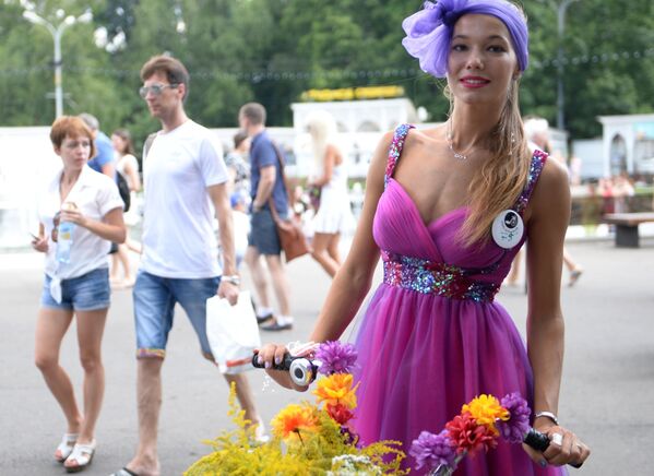 'Mujeres en Bici' invaden Moscú - Sputnik Mundo