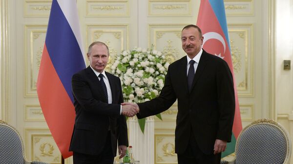 Presidente ruso, Vladímir Putin, y presidente azerbaiyano, Ilham Aliyev (archivo) - Sputnik Mundo