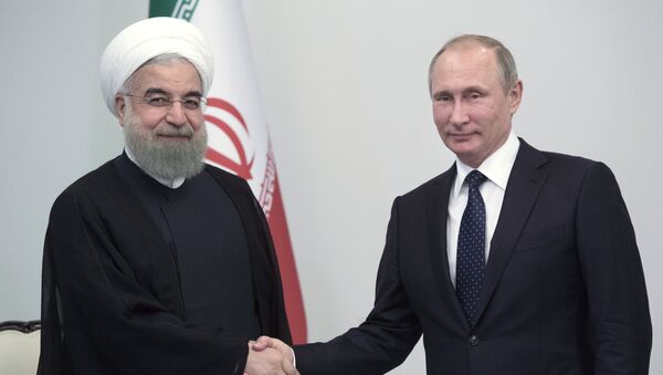 Presidente iraní, Hasán Rohani, y presidente de Rusia, Vladímir Putin, tras la reunión en Bakú - Sputnik Mundo