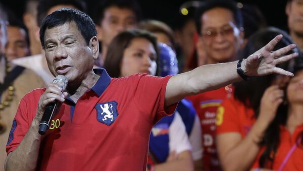 Philippine presidential race front-runner Davao city mayor Rodrigo Duterte gestures during his final campaign rally in Manila, Philippines on Saturday, May 7, 2016. - Sputnik Mundo