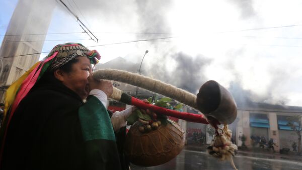 Una mujer mapuche durante protestas en Chile (Archivo) - Sputnik Mundo