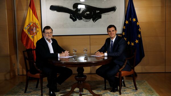 El presidente del Gobierno en funciones, Mariano Rajoy, y el líder del partido español Ciudadanos, Albert Rivera - Sputnik Mundo