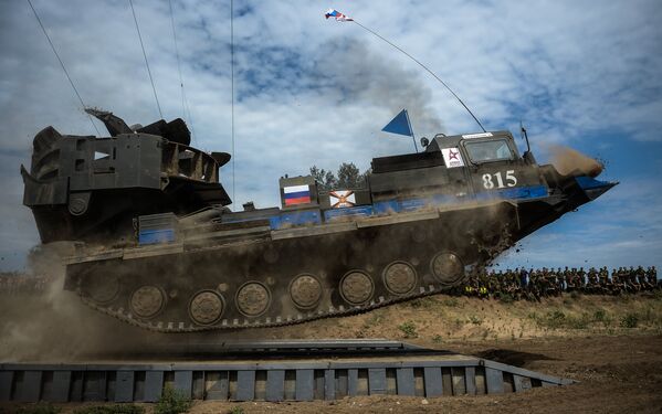 Un 'baile de tanques' pone punto y final al concurso internacional de ingeniería militar - Sputnik Mundo