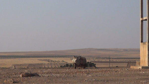 El Ejército sirio bombardea los camiones en los que Daesh transporta petróleo - Sputnik Mundo