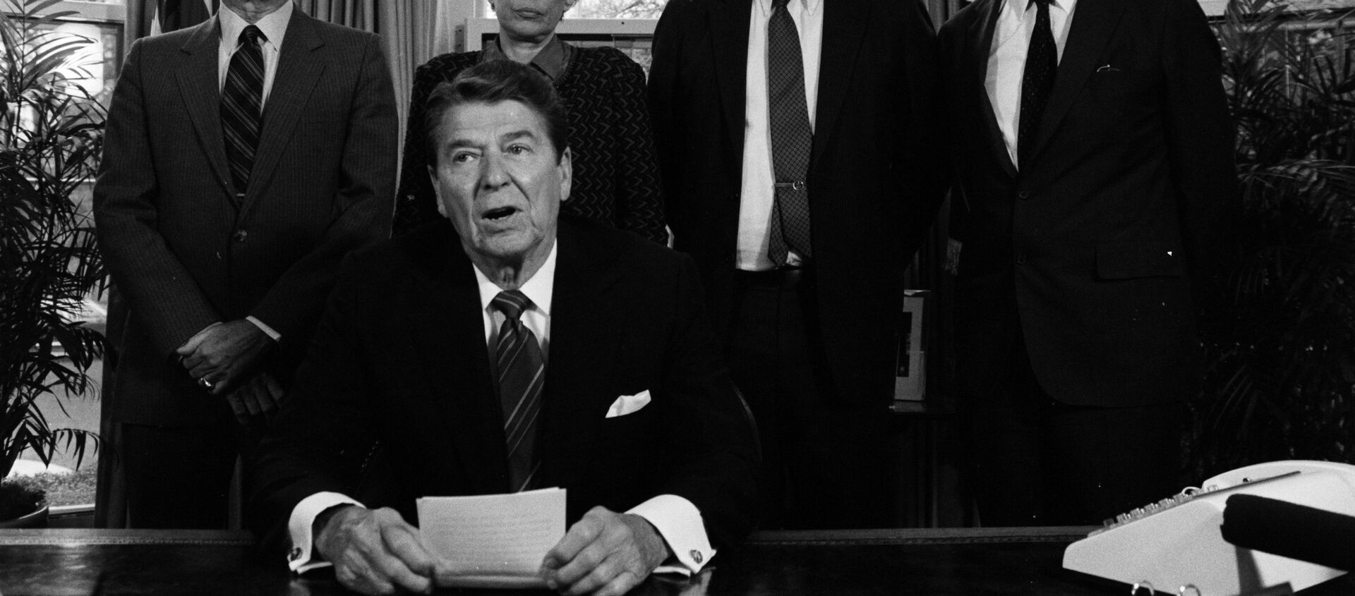 El presidente Ronald Reagan en un encuentro en la Casa Blanca con los líderes conservadores de la defensa (archivo) - Sputnik Mundo, 1920, 18.01.2021