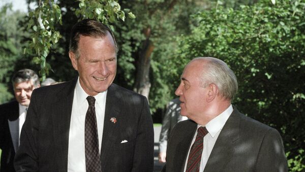 El expresidente de EEUU, George H.W. Bush, y el único presidente de la URSS, Mijaíl Gorbachov (archivo) - Sputnik Mundo