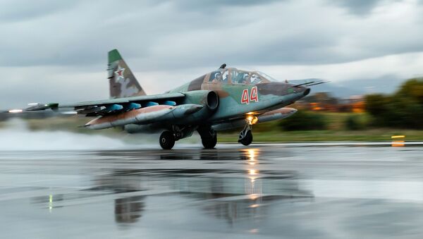 Un avión ruso Su-25 en la base aérea de Hmeymim en Siria (archivo) - Sputnik Mundo