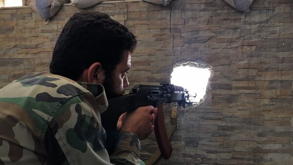 Un soldado del Ejérciro sirio en Alepo - Sputnik Mundo