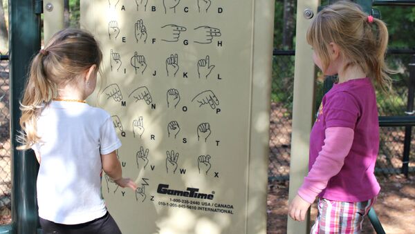 Las niñas investigando lengua de señas - Sputnik Mundo